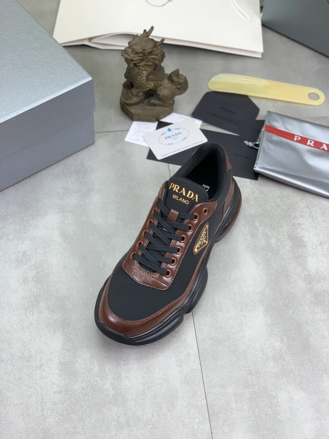 Men's men's shoes 💰P640 💰【New model】Top quality, new popular model on the official website, it will not go out of style for a hundred years, 🆘 The trendy brand (Prada) mainly promotes popular models, avant-garde and versatile fashionable men's shoes, private version molding, cowhide surface splicing 1:1 oil edge processing... fashionable and simple, original imported cowhide interior cowhide feet; the atmosphere and personality are more fashionable, eye-catching and pursuing class. It will subvert old ideas and be a must-have for fashionistas who want to spend time with you! Must keep it! High-end comfort, high-end quality workmanship. Size: 38-45 Various colors available. full package
